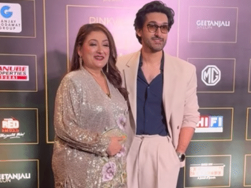 Sunita attended the award show with her son Yashvardhan | अवार्ड शो में बेटे यशवर्धन के साथ शामिल हुईं सुनीता: गोविंदा के नजर न आने पर पैपराजी ने सवाल किया, वायरल हुआ रिएक्शन