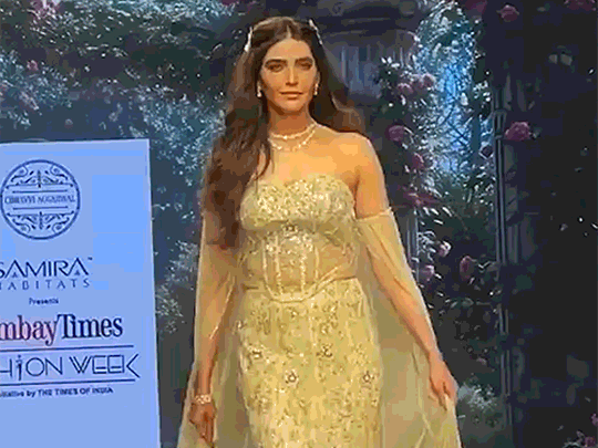 Karishma Tanna reacts to trolls body-shaming her fashion show look | बॉडी शेमिंग करने वालों को करिश्मा तन्ना का करारा जवाब: बोलीं – लोगों के अंदर बहुत ज्यादा निगेटिविटी है, बस बाहर निकालने का मौका चाहिए