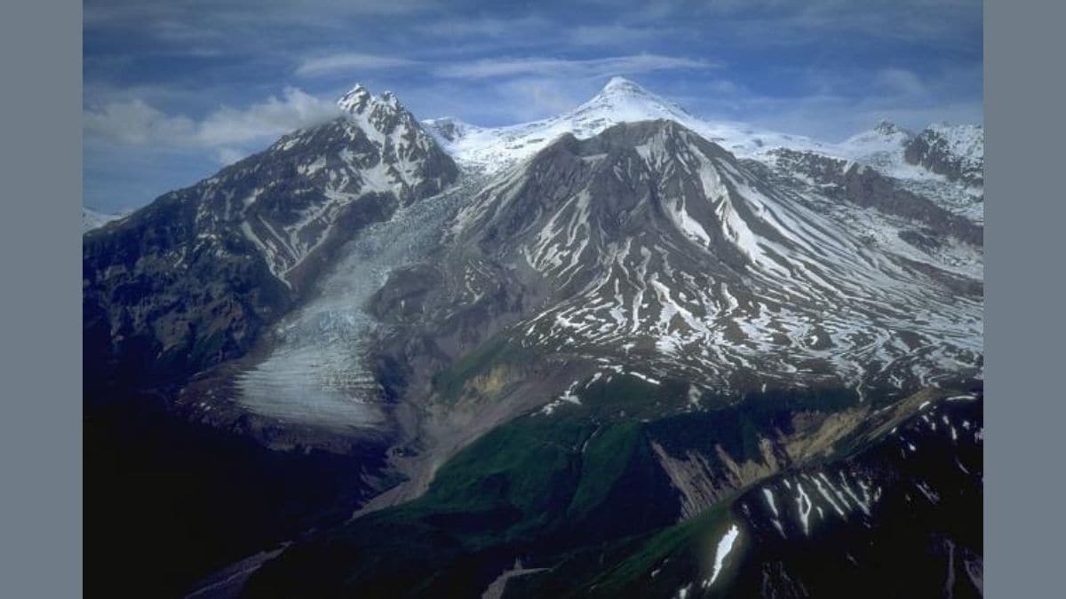 33 years later Massive Steam Plume Spotted at Alaska Mount Spurr as Volcano May Erupt Soon