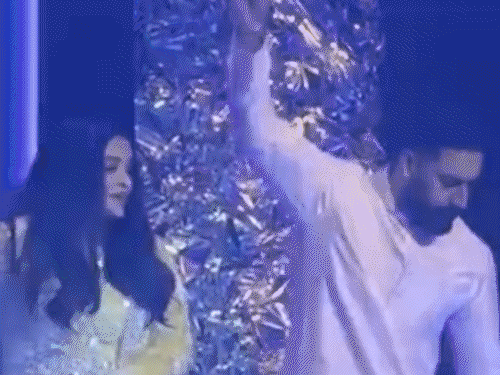 Aishwarya-Abhishek danced together on Kajra Re song | कजरा रे सॉन्ग पर साथ थिरके ऐश्वर्या-अभिषेक: फैमिली वेडिंग में बेटी आराध्या ने भी मैच किए हुक स्टेप्स, केमिस्ट्री देखकर मिल रही हैं तारीफें
