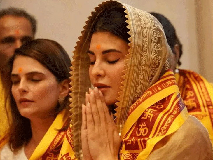 Jacqueline reached the temple with Elon Musk’s mother | मां के निधन के बाद जैकलीन की पहली पब्लिक अपीयरेंस: एलन मस्क की मां मेय के संग सिद्धिविनायक में माथा टेका, वायरल हुई तस्वीरें