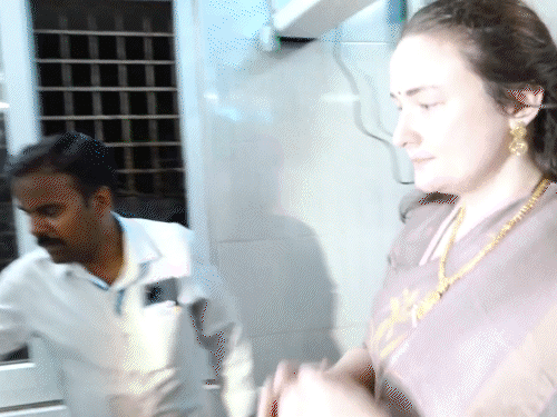 Pawan Kalyan’s Russian wife shaved her head in tirumala mandir | पवन कल्याण की रशियन वाइफ ने मुंडवाया सिर: सिंगापुर में बेटा आग की चपेट में आया, सलामती के लिए तिरुमाला में मांगी थी मन्नत