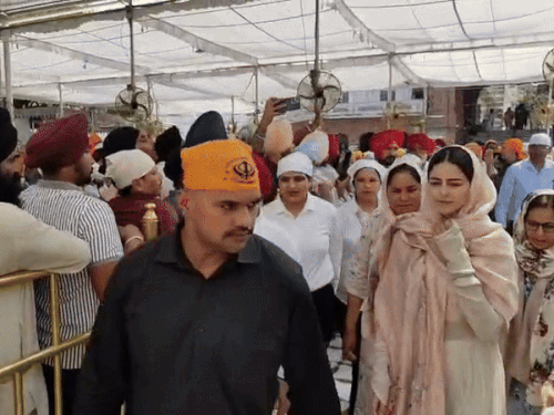 akshay kumar ananya pandey visit golden temple kesari-2 promotion | गोल्डन टेंपल पहुंचे अक्षय कुमार-अनन्या पांडे: माधवन भी रहे साथ, माथा टेका, केसरी-2 की सफलता के लिए अरदास, जालियांवाला बाग भी जाएंगे – Amritsar News