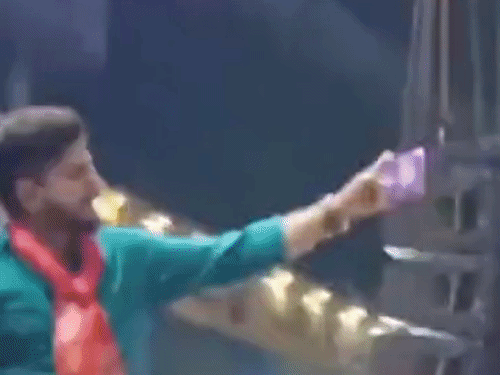 Video of Shefali Jariwala’s last performance in Raipur She had come to attend a Sindhi community event Bollywood Kaanta Laga girl Shefali passes away | शेफाली जरीवाला का रायपुर में डांस का आखिरी VIDEO: लोगों से पूछा था- कांटा लगा क्या, मुझे तो आपके प्यार का कांटा चुभ गया है – Chhattisgarh News