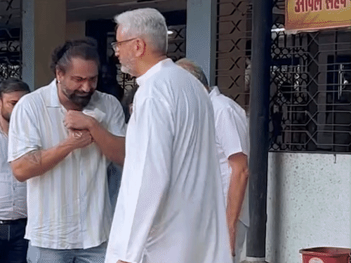 Parag cried inconsolably while holding the ashes of his wife Shefali Jariwala | पत्नी शेफाली जरीवाला की अस्थियां थामे फूट-फूटकर रोए पराग: समुद्र की लहरों में अस्थियां विसर्जित कीं, एक्ट्रेस के पेरेंट्स भी रहे मौजूद, देखें वीडियो