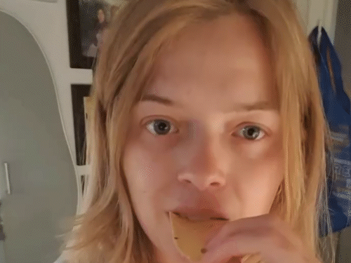 Danish influencer mistakes Amitabh Bachchan for papad maker | अमिताभ बच्चन को ‘पापड़ वाला’ समझ बैठीं डेनमार्क की इंफ्लुएंसर: बोलीं- ये बहुत अच्छा पापड़ बनाते हैं, मेरा पापड़ खत्म हो गया, मिल भी नहीं रहा