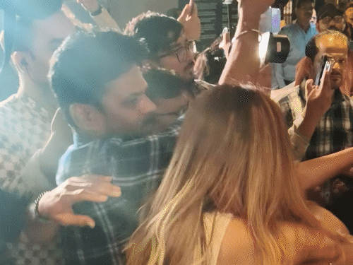 Ruchi Gurjar hit director Karan Singh with a slipper | रुचि गुर्जर ने डायरेक्टर करण सिंह को चप्पल से मारा: प्रीमियर के दौरान हुआ हंगामा, मॉडल ने कहा – मुझे मेरे पैसे चाहिए