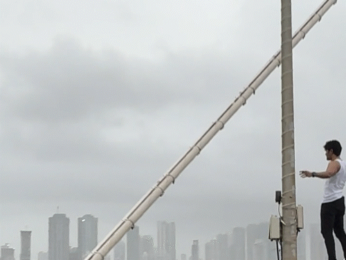 Singer Yasser Desai mumbai Worli Sea Link | जानलेवा स्टंट या शूटिंग का हिस्सा?: मुंबई के वर्ली सीलिंक पर खड़े नजर आए सिंगर यासिर देसाई, वायरल वीडियो देखकर सुरक्षा पर उठे सवाल