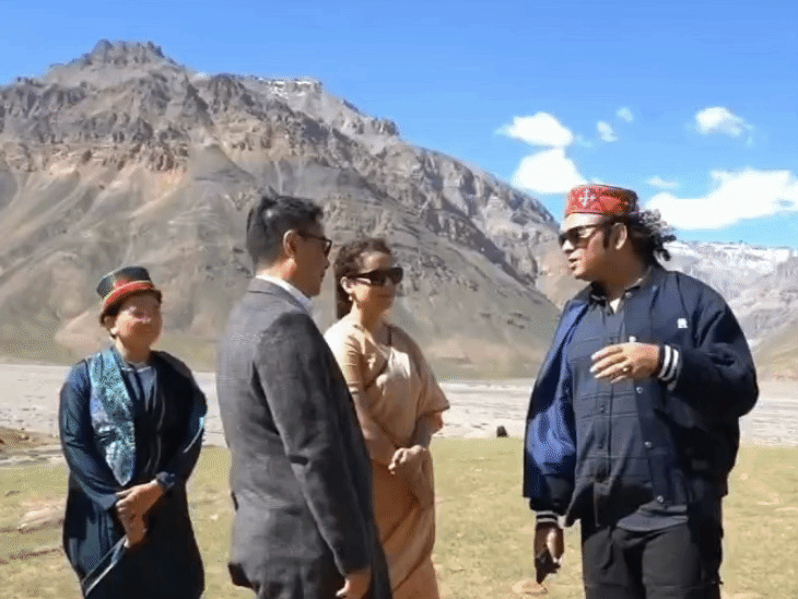 Union Minister Kiren Rijiju hummed song Kunzam Pass Himachal Lahaul Spiti Kunzam Pass Mohit Chauhan MP Kangana Ranaut Dainik Bhaskar | केंद्रीय मंत्री ने 15 हजार फीट ऊंचाई पर गाना गुनगुनाया: X पर लिखा-हिमाचल में यहां सिंगिंग मुश्किल, मोहित चौहान और कंगना साथ मौजूद रहे – Manali News