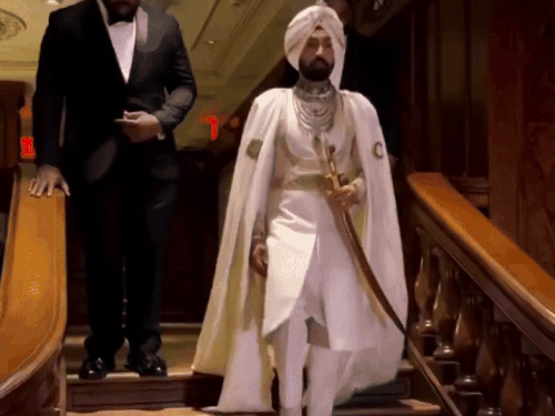 Jaipur JECC Show 2025; Diljit Dosanjh Patiala Necklace | Golchha Jewellers | जयपुर के शो में दिलजीत दोसांझ का पहना बेशकीमती हार: बनाने में 4 महीने से ज्यादा का लगा समय, पटियाला के राजा से इंस्पायर्ड है ज्वेलरी – Jaipur News