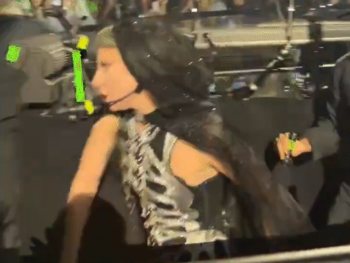Lady Gaga gets embarrassed at Las Vegas concert after she falls just after entry | लास वेगास कॉन्सर्ट में हुई लेडी गागा की फजीहत: मंच पर जाते हुए धड़ाम गिरीं, दो बार लड़खड़ाईं, कैमरामैन भी गिरने से बाल-बाल बचा