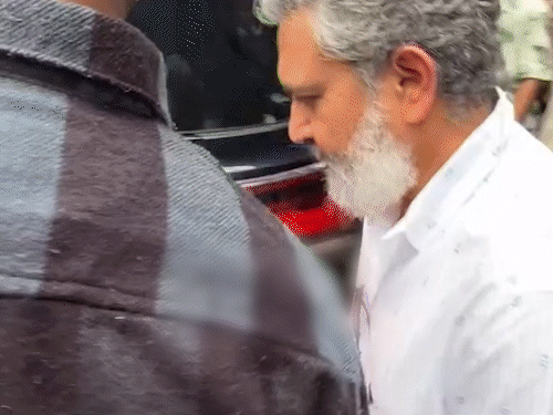 SS Rajamouli gets angry at fan taking selfie, pushes him in kota shrinivas last rite | सेल्फी ले रहे फैन पर भड़के एसएस राजामौली: नजदीक आने पर मारा धक्का, कोटा श्रीनिवास के अंतिम दर्शन कर लौट रहे थे