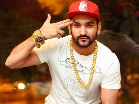 Haryanvi Singer Rahul Fazilpuria Attacked in Gurugram Firing Incident | हरियाणवी सिंगर फाजिलपुरिया पर फायरिंग: कार सवार हमलावरों ने गोलियां चलाईं; सांपों के जहर केस में एल्विश यादव के साथ नाम आया था – gurugram News