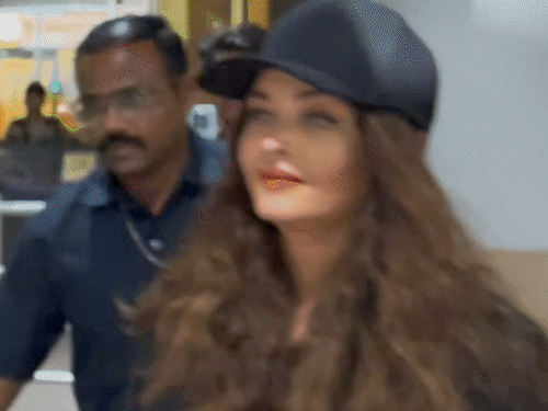 Abhishek-Aishwarya returned from family trip spotted together at mumbai airport | फैमिली ट्रिप से लौटे अभिषेक-ऐश्वर्या: मां का हाथ थामे मस्ती करती दिखीं आराध्या, ऑल ब्लैक आउटफिट में ट्विनिंग की; अभिषेक के अंदाज पर टिकीं फैंस की नजरें