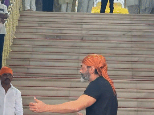 Bobby Deol reached Shera’s father’s prayer meeting and hugged him, mannara chopra and daisy shah and salman khan’s sister also reached | शेरा के पिता की प्रेयर मीट में पहुंचे बॉबी देओल: पहुंचते ही गले लगाया, सलमान खान की बहन और मन्नारा समेत कई सेलेब्स ने पहुंचकर दी श्रद्धांजलि