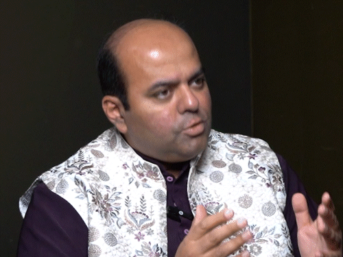 Ameya Dabli learned music from his mother’s womb, | अमेय डबली ने मां के गर्भ से सीखा संगीत,: ईशा अंबानी की शादी में परफॉर्म किए, कॉर्पोरेट बैंकर की नौकरी छोड़ कृष्ण की भक्ति में डूबे