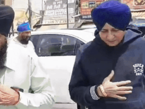 Amritsar Sukhwinder Singh Reach Gurdwara Shahid Ganj Sahib News Update | अमृतसर के गुरुद्वारा शहीद गंज साहिब पहुंचे सुखविंदर सिंह: निशान साहिब की सेवा की, शाहरुख खान के गाने ‘छैया-छैया’ से पहचान मिली थी – Amritsar News
