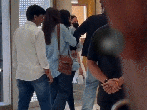 Saiyara’ stars ahaan pandey aneet padda spotted together at a mall | मॉल में साथ दिखे ‘सैयारा’ स्टार्स: अहान पांडे ने बढ़ाया हाथ, कैमरा देखते ही अनीत ने थामने से किया इनकार