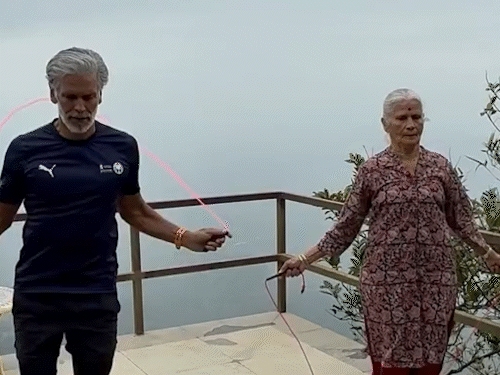Milind got competition at the age of 89 | मिलिंद सोमन की मां की फिटनेस पर हैरान इंटरनेट यूजर्स: 86 साल की उम्र में बेटे संग रस्सी कूदती नजर आईं, फैंस ने बताया अद्भुत